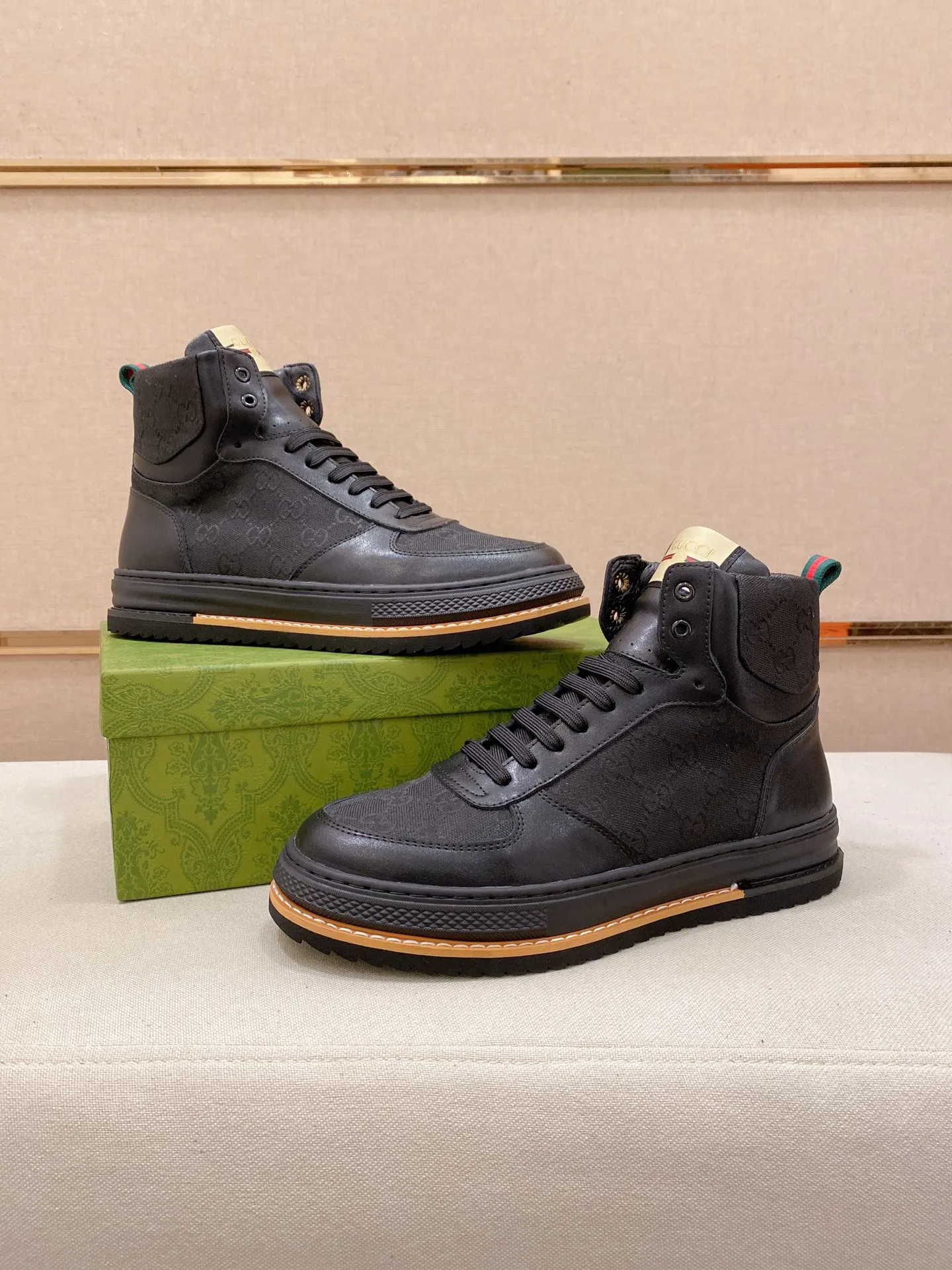 Men's shoes 💰 440 💰 High-quality new high-top GUCCI counters are on the market at the same time. The new men's shoes, 😘fabrics are selected imported cowhide, lining: sheepskin lining. 👍🏿 High-end ☄️ air-cushion molded anti-slip rubber outsole, exquisite lines, simple and elegant, comfortable and high-end for leisure travel. Code number: 38 to 44 (45 can be customized and cannot be returned or exchanged)